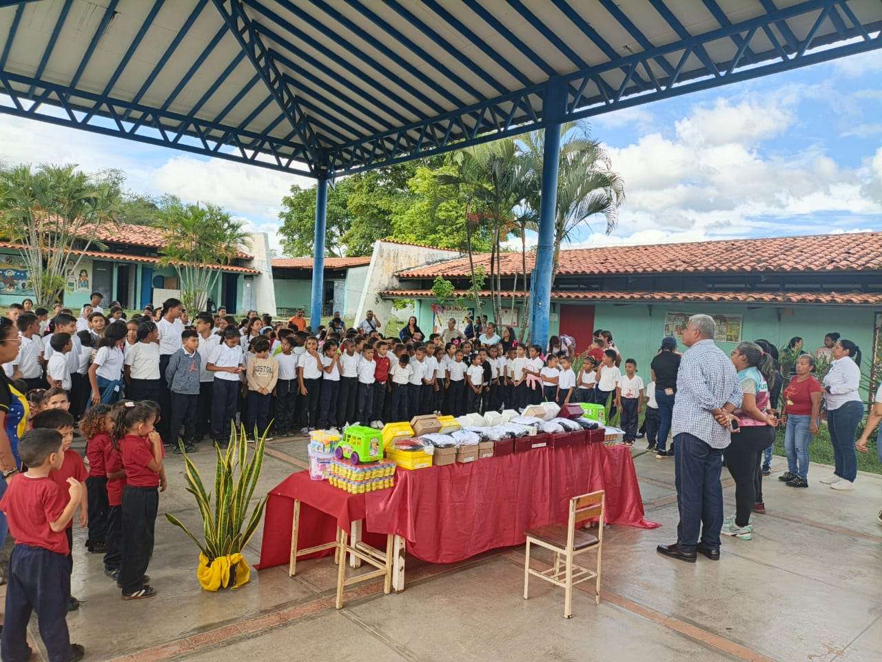 Estudiantes de Cúa reciben uniformes y calzado