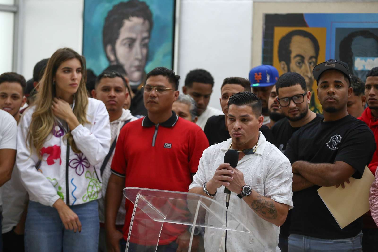 Migrantes denuncian torturas en el Cecot