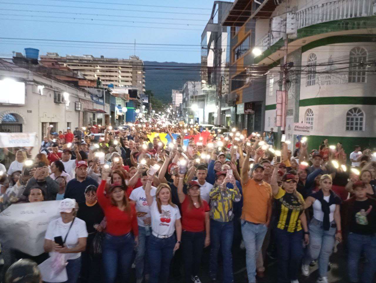 Multitudinarias marchas en defensa del país