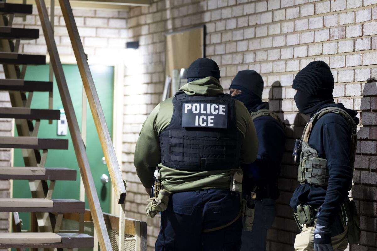 Agentes del ICE estarían autorizados a entrar por la fuerza en los hogares