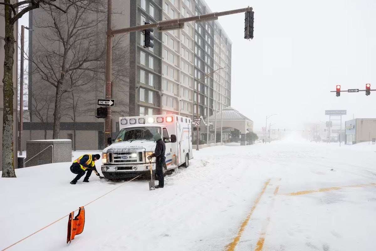 Cancelan más de 10.000 vuelos en EEUU por tormenta de nieve