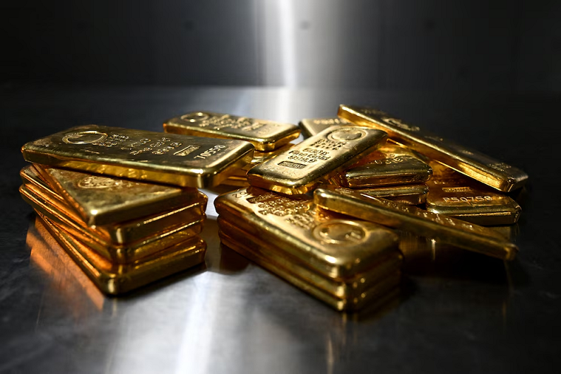 El oro alcanzó un nuevo récord por encima de 5.600 dólares y el petróleo sube por las tensiones con Irán