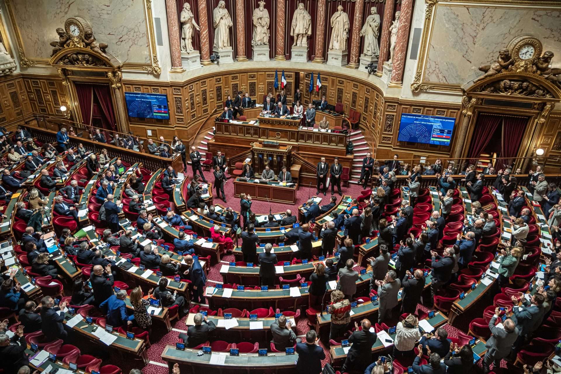 Francia avanza en la prohibición de redes sociales a menores de 15 años