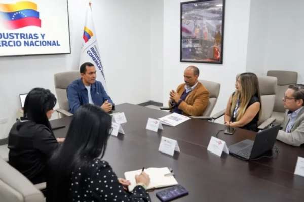 Gobierno y sector farmacéutico suman esfuerzos para impulsar el sector