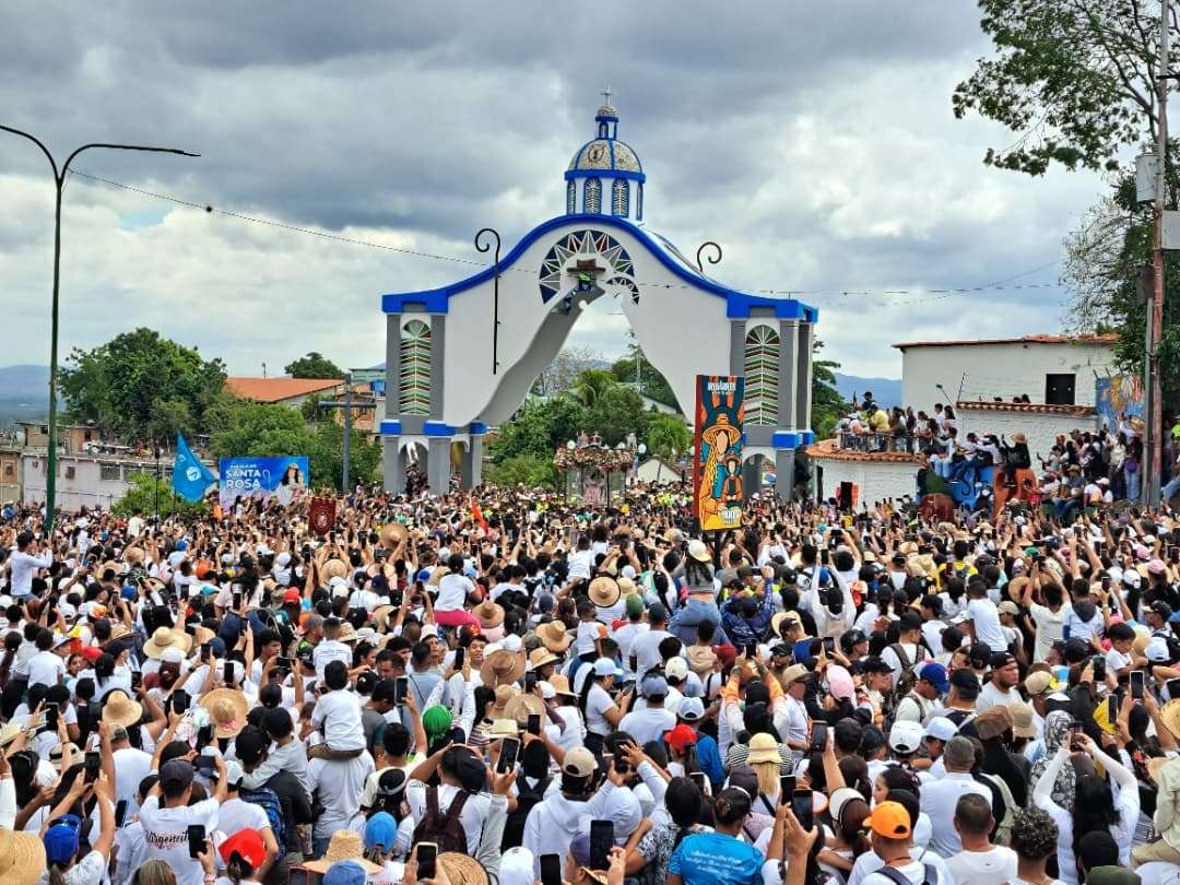 La Divina Pastora salió bajo la lluvia en Lara al encuentro con sus devotos