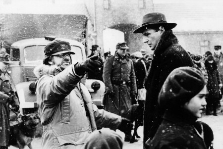 Steven Spielberg dirigiendo a Liam Neeson