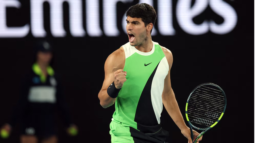 Carlos Alcaraz sufre pero sigue avanzando en su debut en el Abierto de Qatar