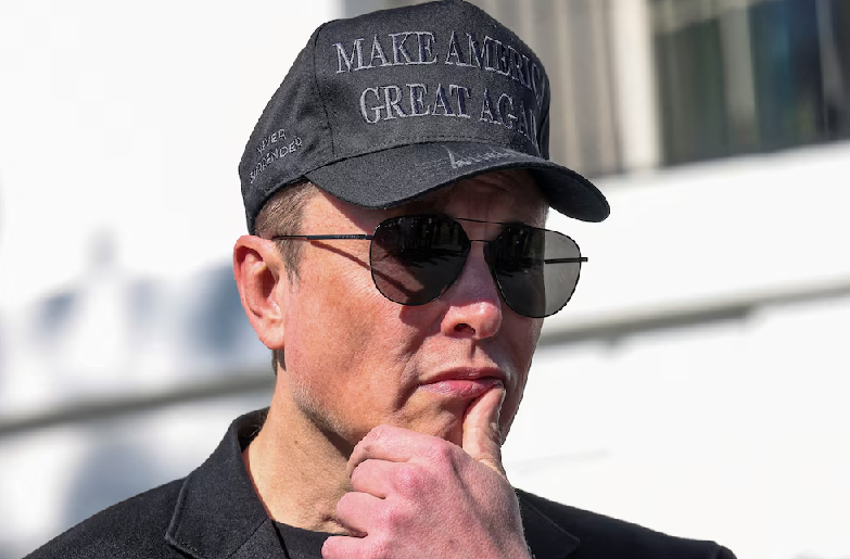 Elon Musk atacó a Sánchez en X y lo llamó 'traidor de España' por la regularización de migrantes
