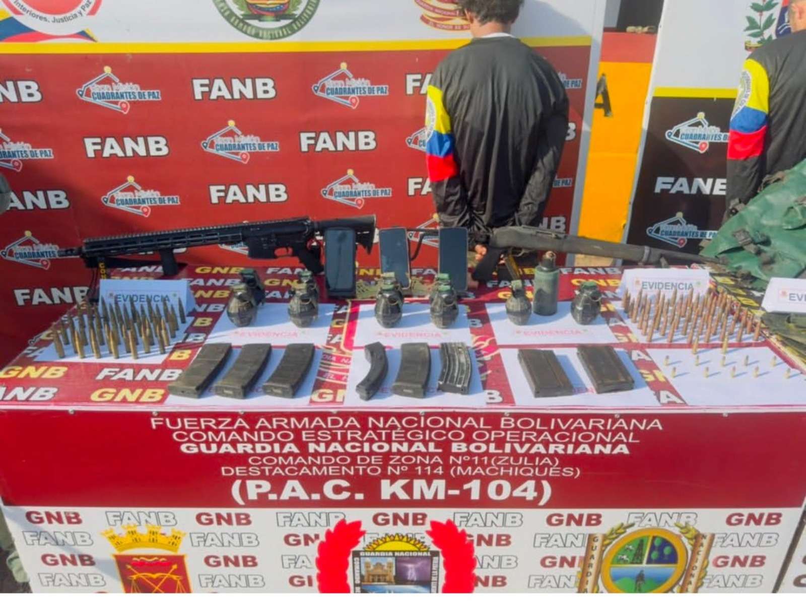 Incautan a grupo delictivo 24 panelas de cocaína y 11 granadas de mano