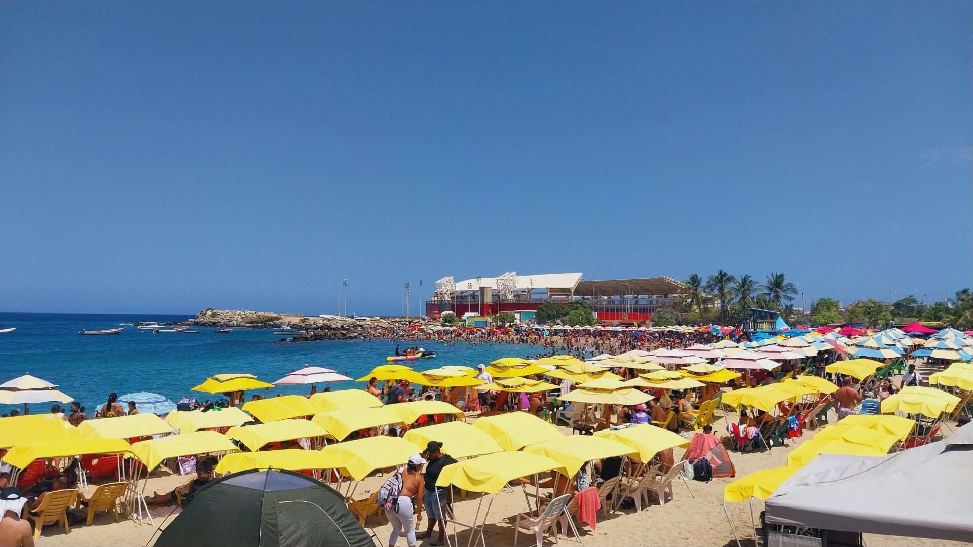 La Guaira cerró el asueto con alta afluencia y repunte en ventas playeras