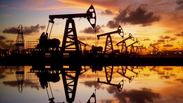 Precio del petróleo se estabiliza cerca de los US$ 75 mientras sigue la presión de aranceles y sanciones