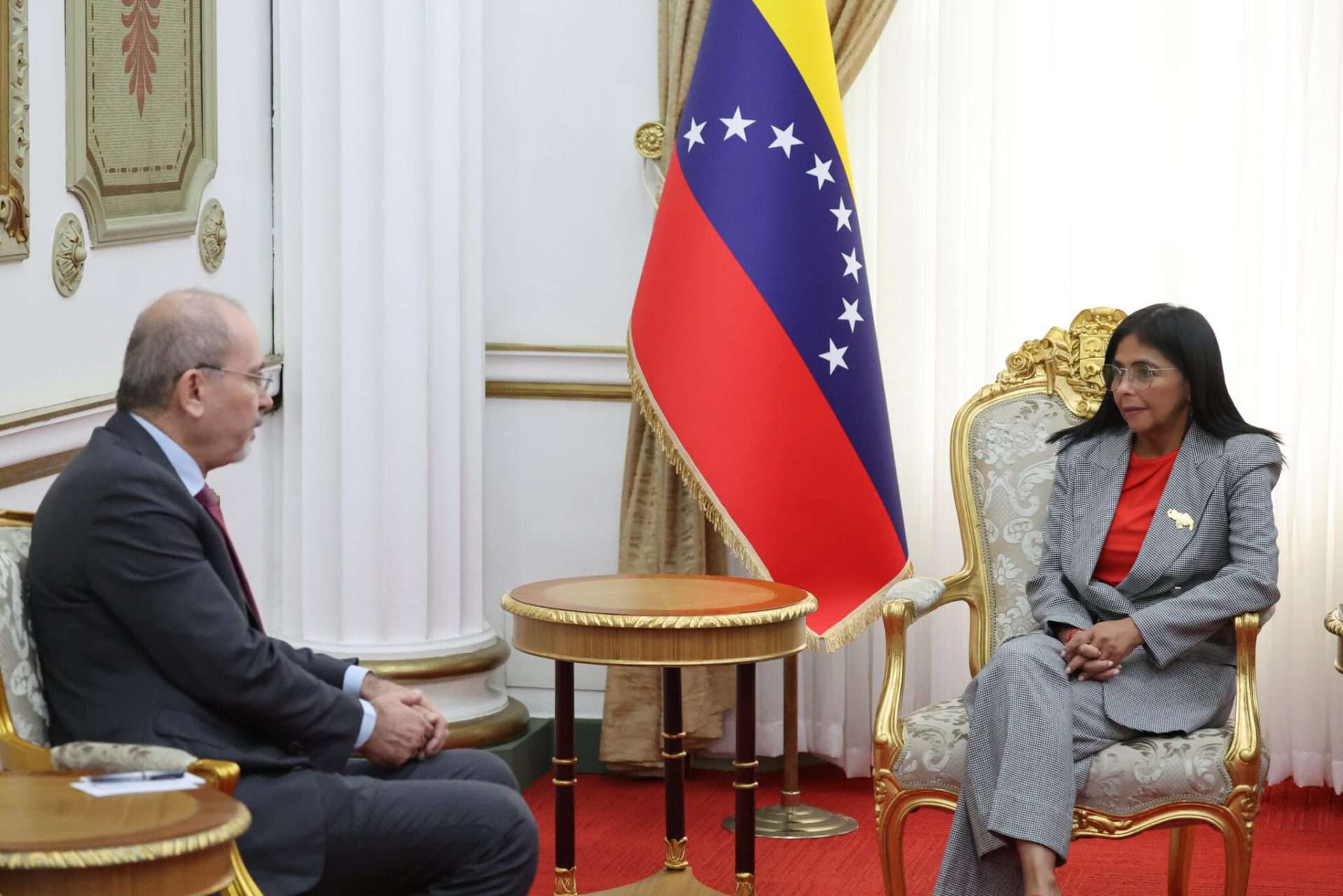Presidenta (E) recibe al canciller de Jordania, Ayman Hussein Al-Safadi