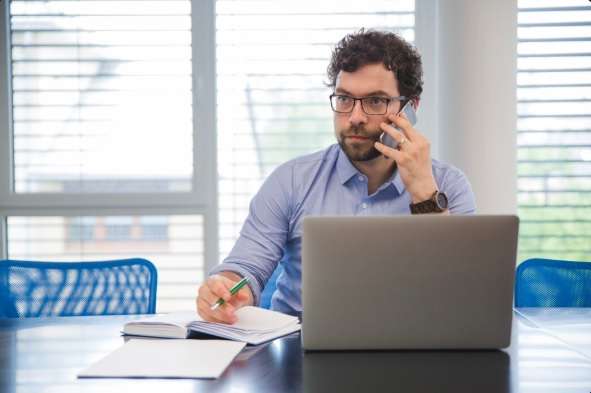 Cómo detectar llamadas falsas con IA que amenazan a las empresas