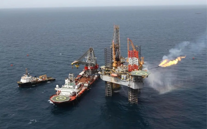 EEUU suspende sanciones petroleras para frenar el alza del crudo