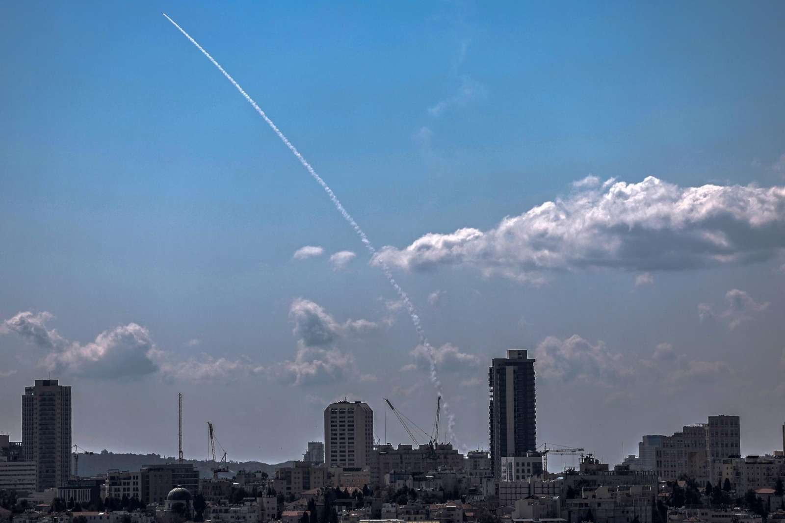 Israel activa defensa antiaérea ante nueva oleada de misiles iraníes