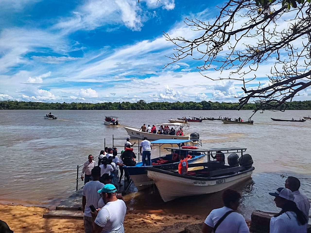 La peregrinación llegó al Delta por el caño Manamo