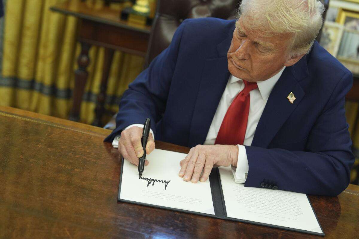 Orden ejecutiva de Trump restringe el voto por correo y amenaza venideros comicios