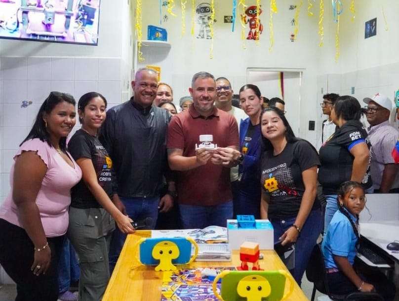 550 estudiantes de liceo en Puerto La Cruz estrenan sala de robótica