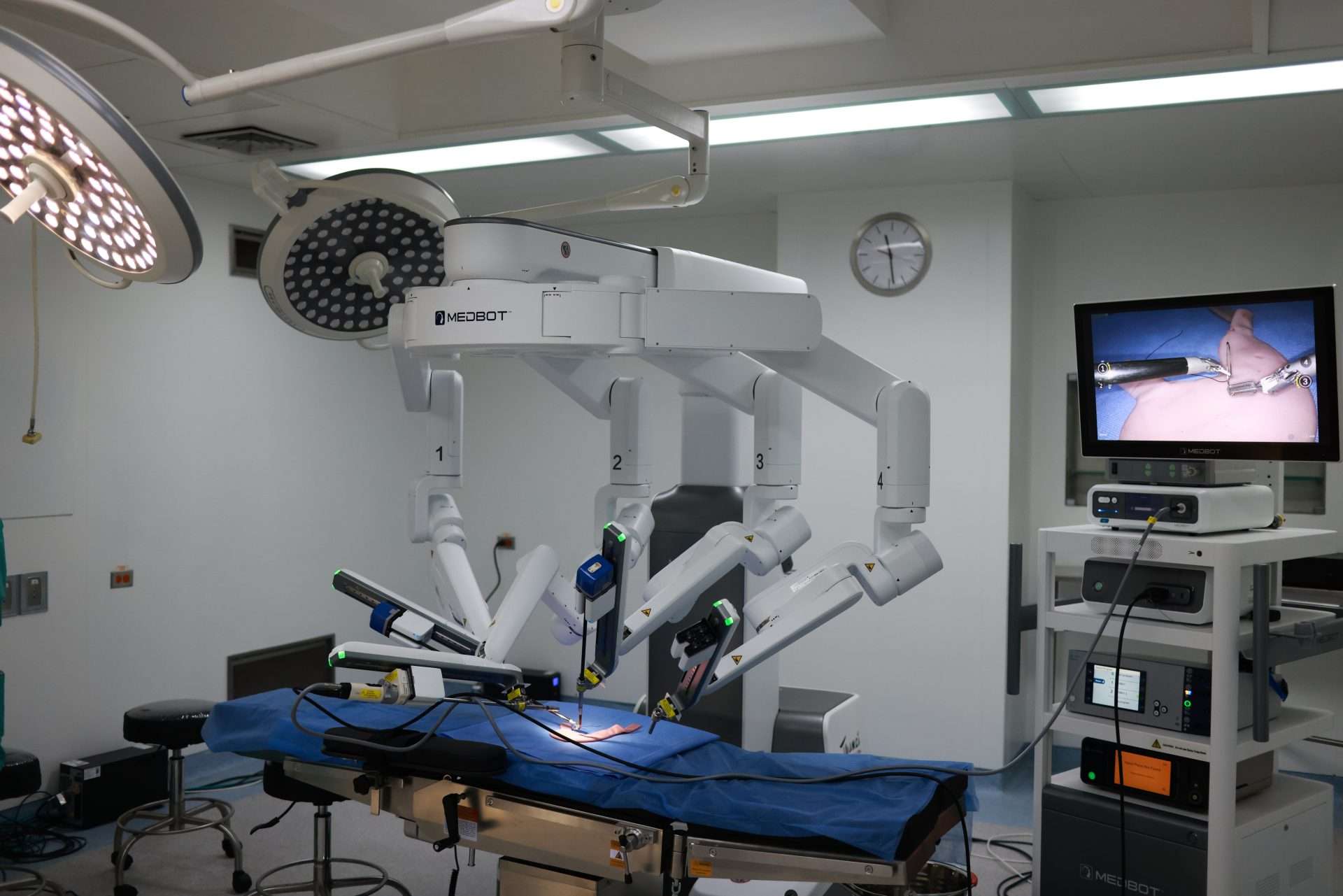 Delcy inaugura servicios de Cirugía Robótica y de Cirugía Plástica Reconstructiva en el HUC