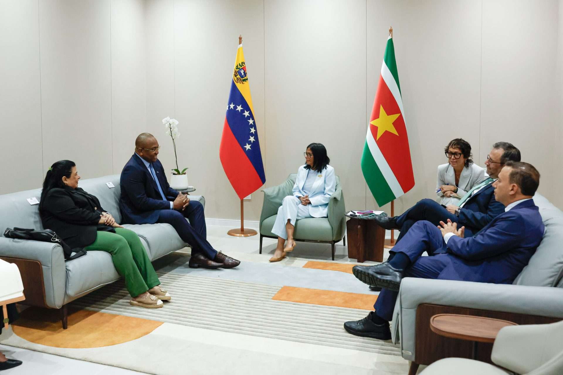 Delcy Rodríguez recibe al ministro de Exteriores de Surinam, Melvin Bouva
