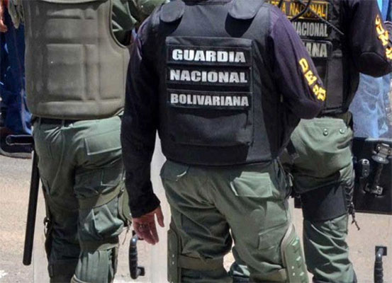 Detenidas dos personas con 1400 litros de combustible en isla de Anacoco