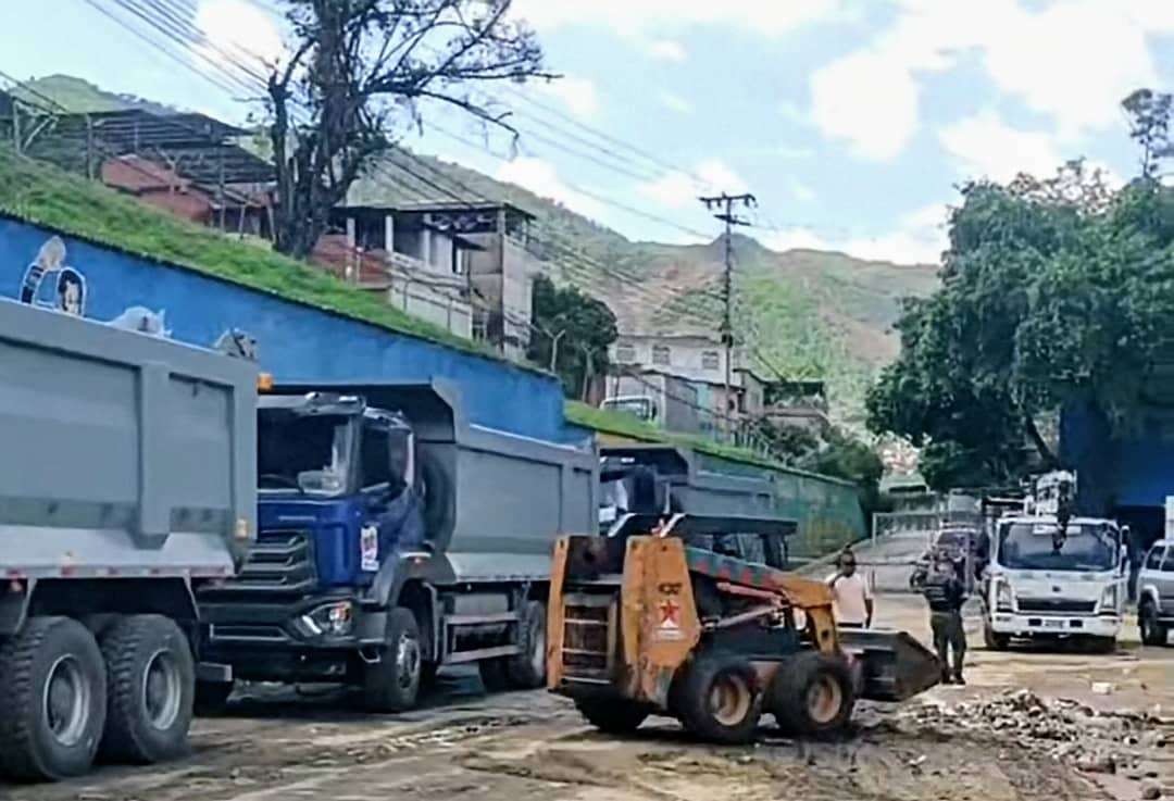 Despejan vías y espacios afectados por crecida de quebrada en Macarao