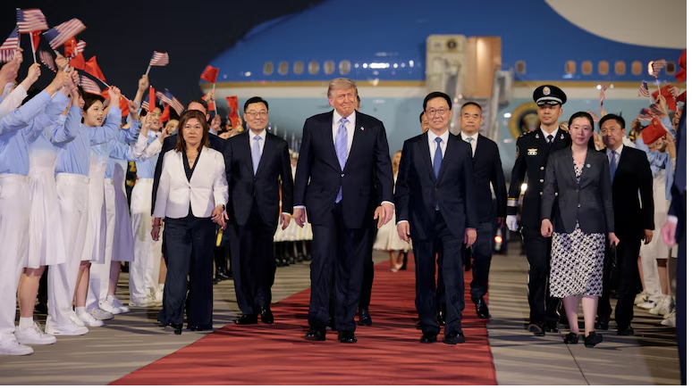Donald Trump aterrizó en Beijing acompañado por directivos de Apple, Nvidia y Tesla
