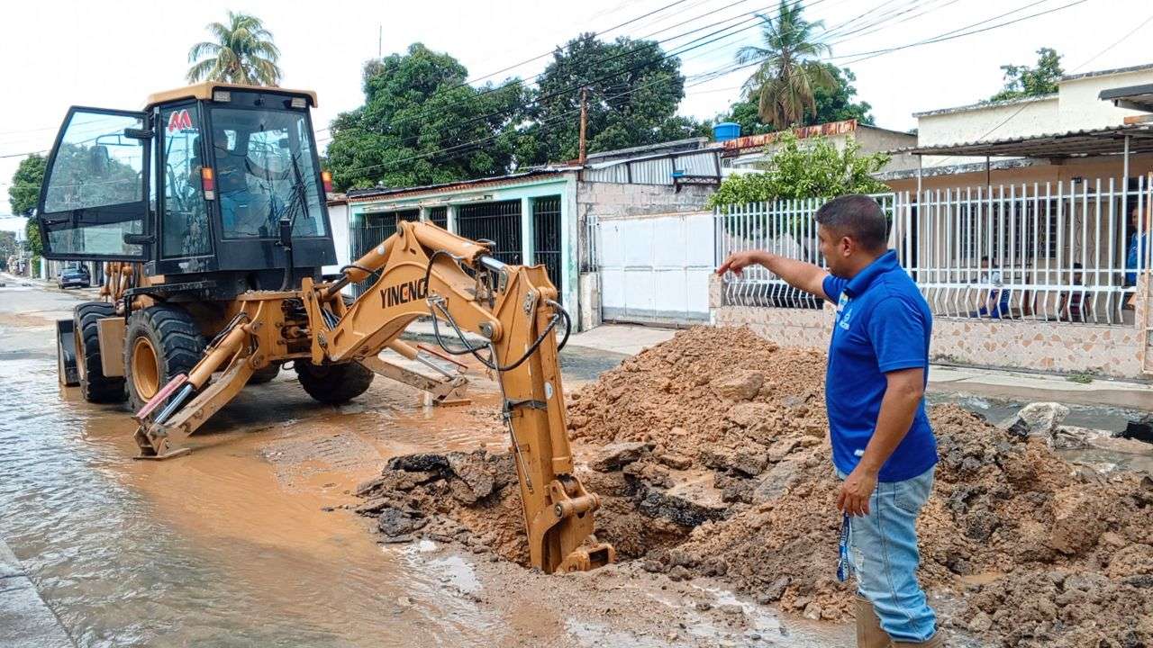 Reparan avería en una tubería de agua de 14 pulgadas en Maracay